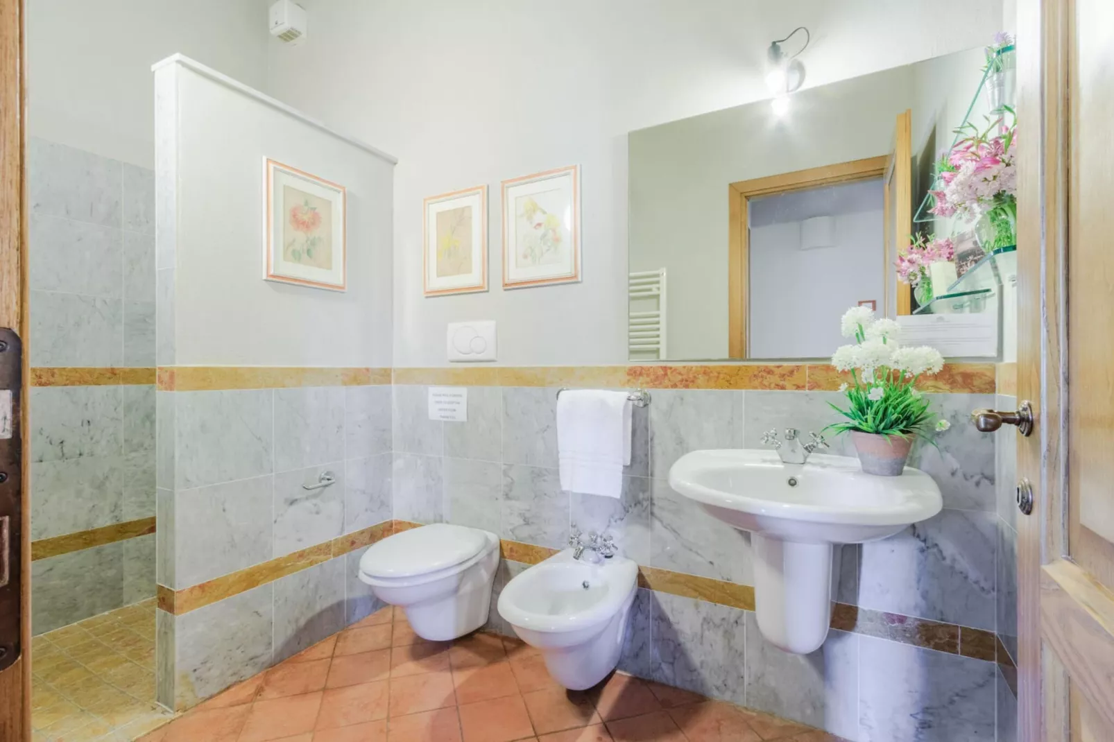 Pietro Farmhouse Apartment in Wine Resort in Lucca - Bathroom