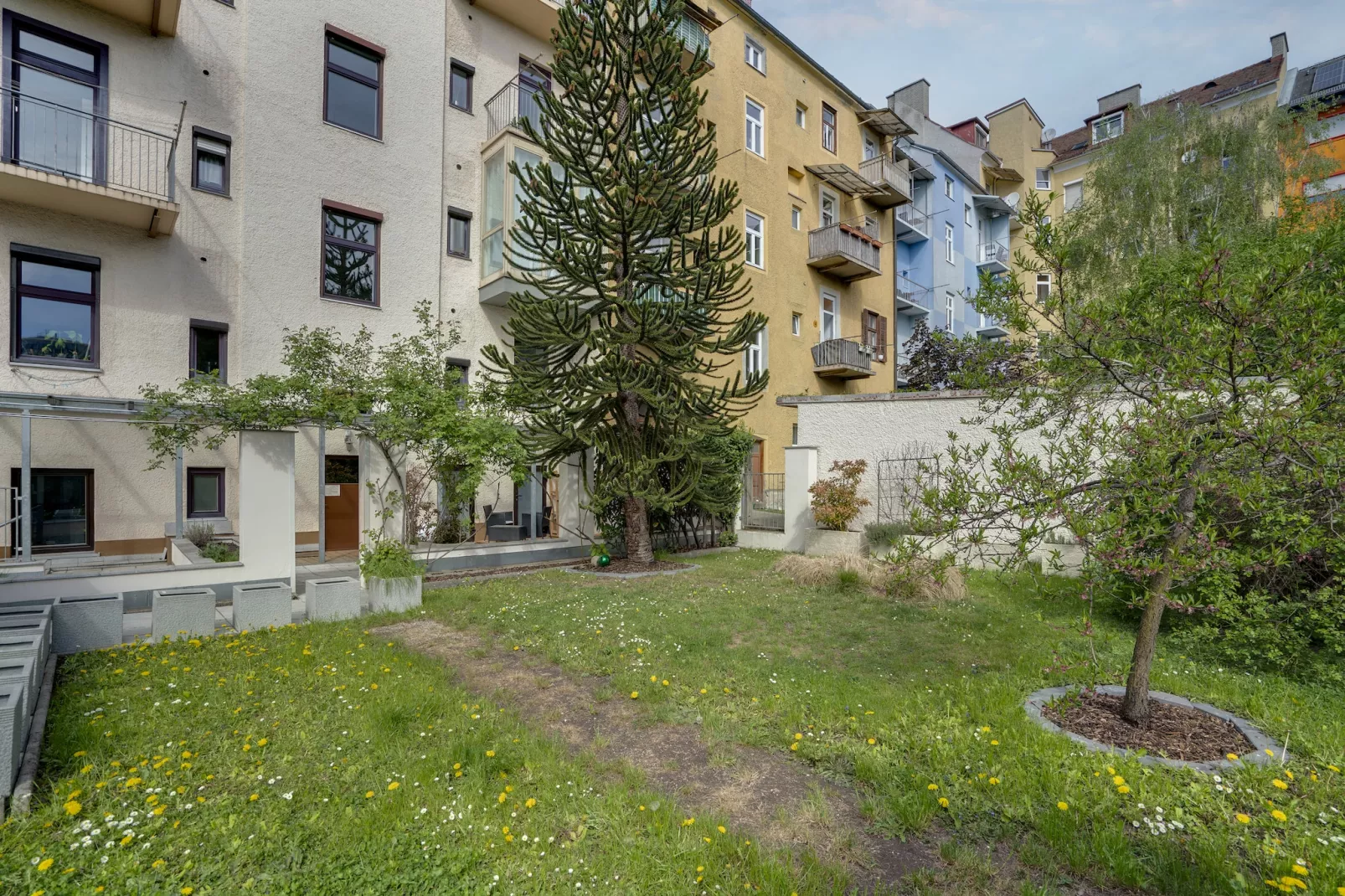 Top 8 Apartment 2P in Graz - Gardens in summer