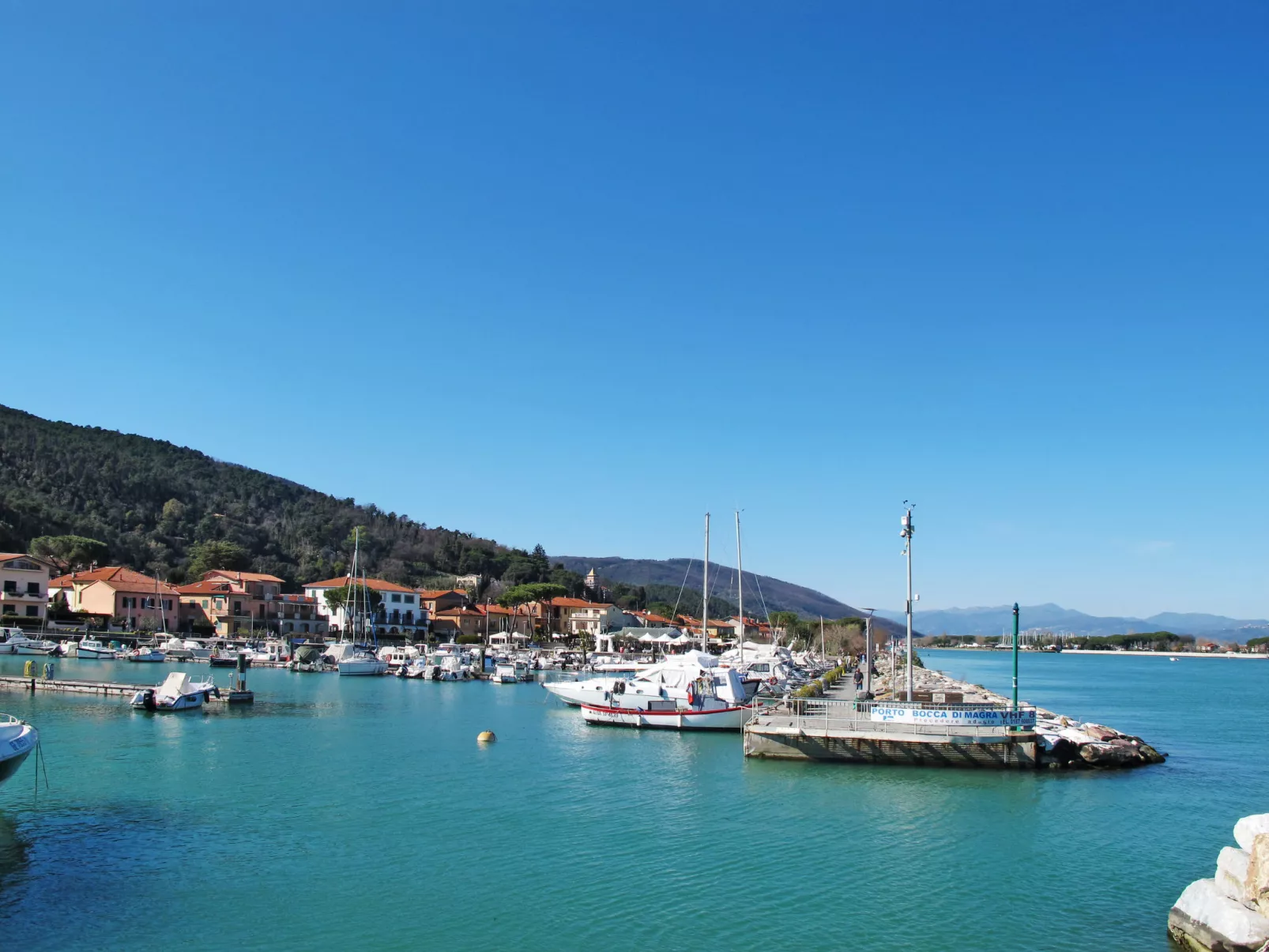 Zypressen, ein Haus im Wald an der ligurischen Riviera - Umgebung