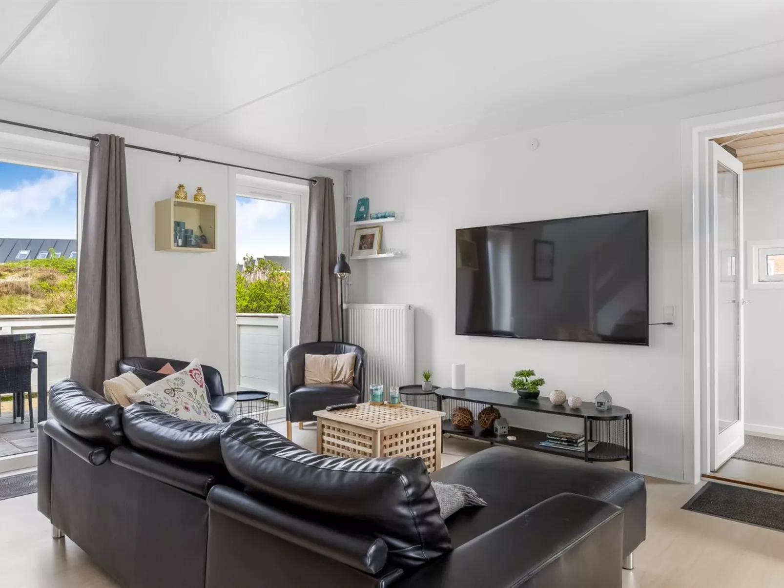 "Aswith" - 2.3km from the sea - Inside