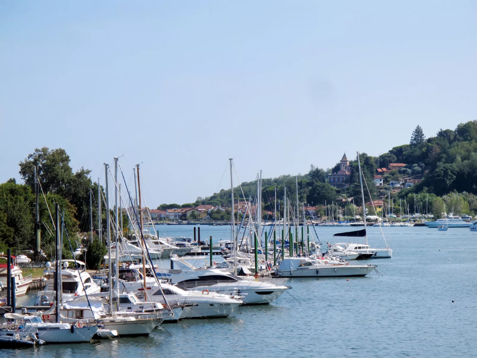 Zypressen, ein Haus im Wald an der ligurischen Riviera - Umgebung