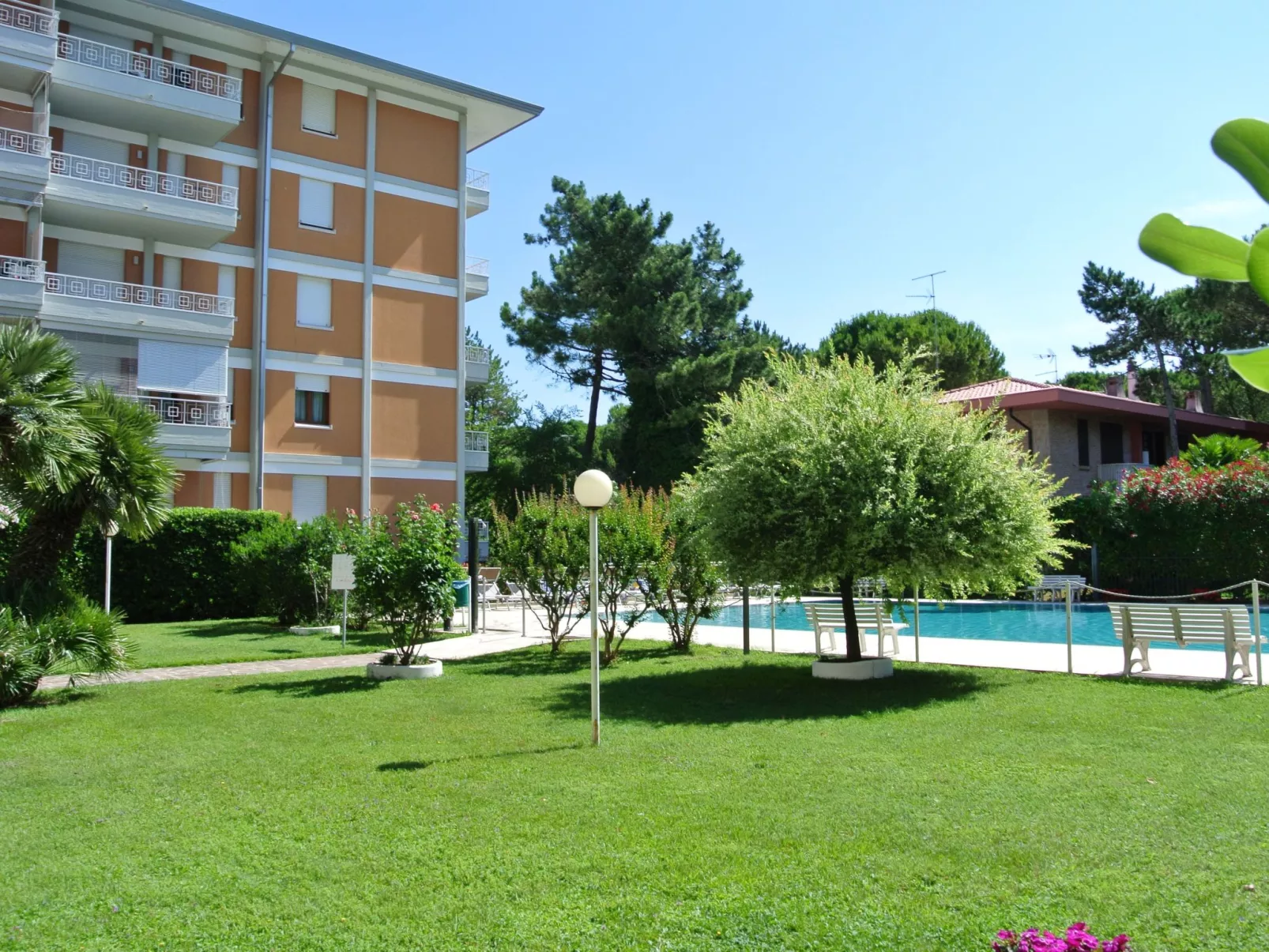 Residence Gardena - Ferienwohnung 11 mit Pool - Draußen