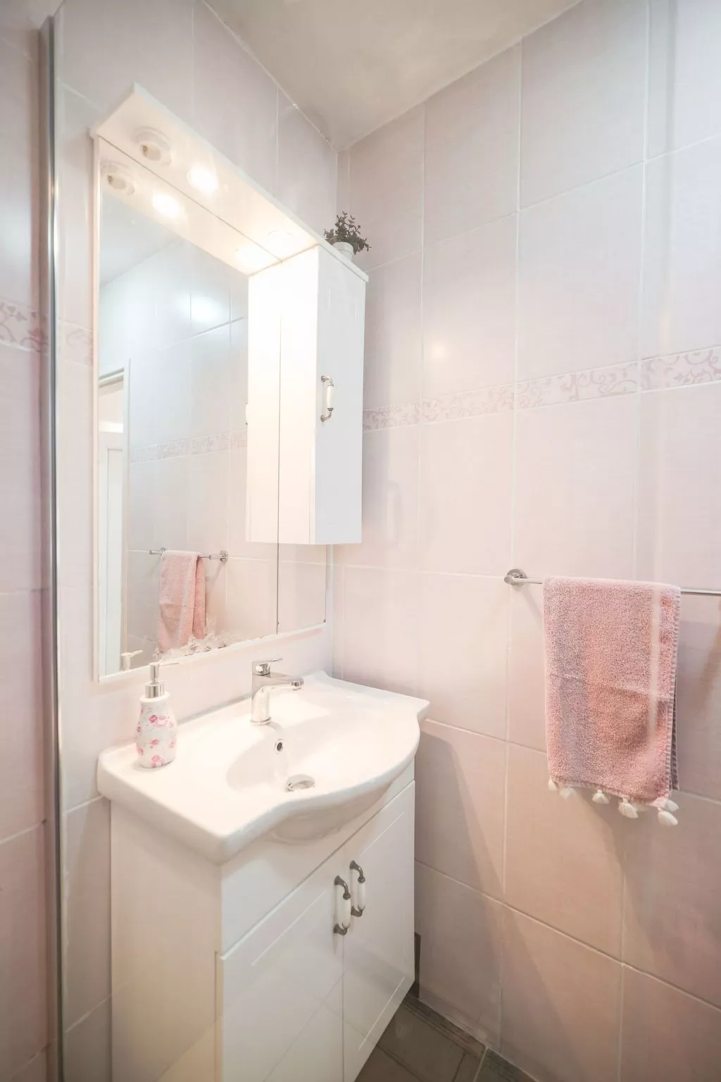 Modern eingerichtete Ferienwohnung mit großer privater Terasse, Außendusche und - Image-tags.info