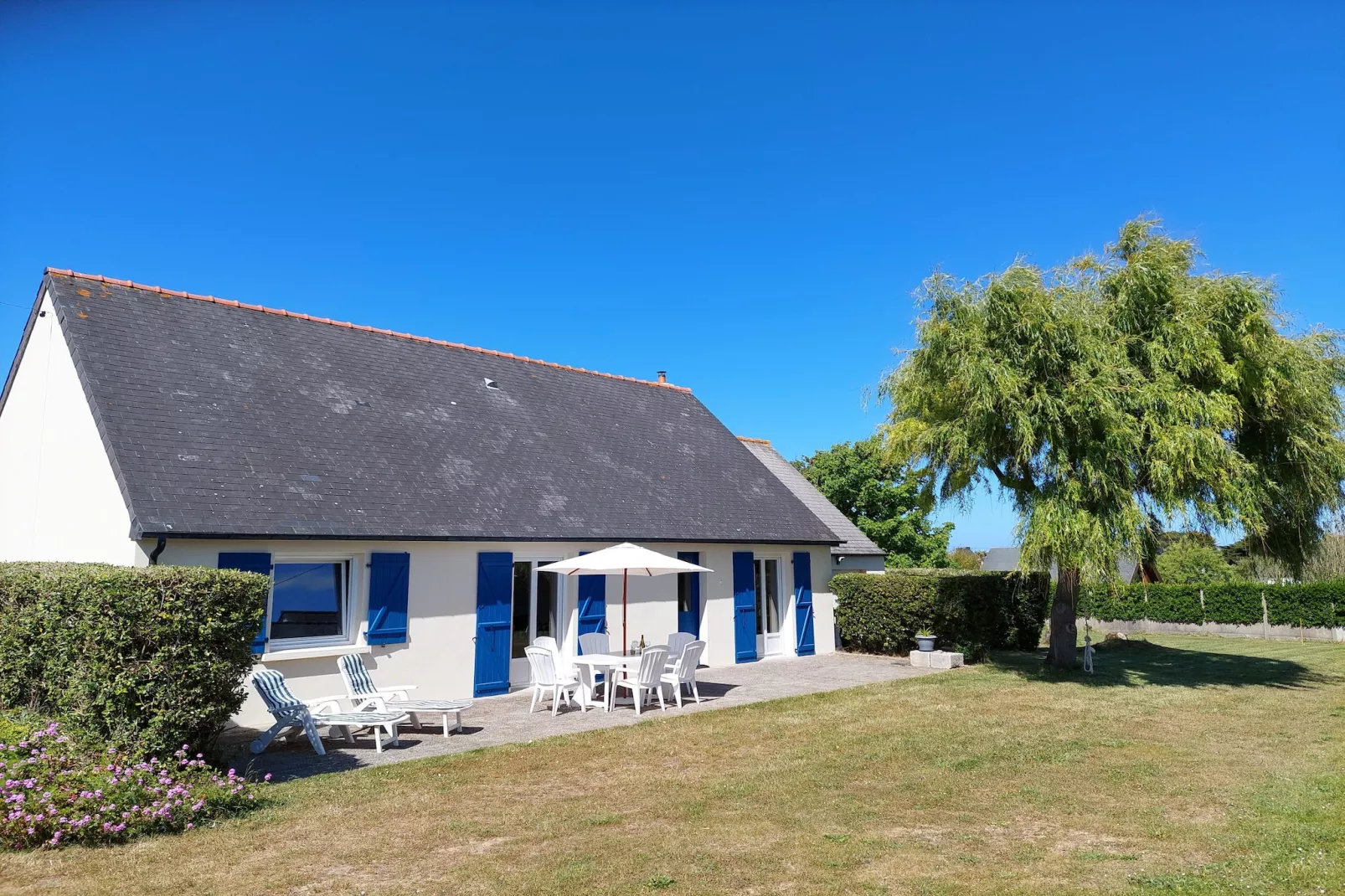 Ebenerdiges Ferienhaus in Strandnähe Santec - Außenbereich Sommer