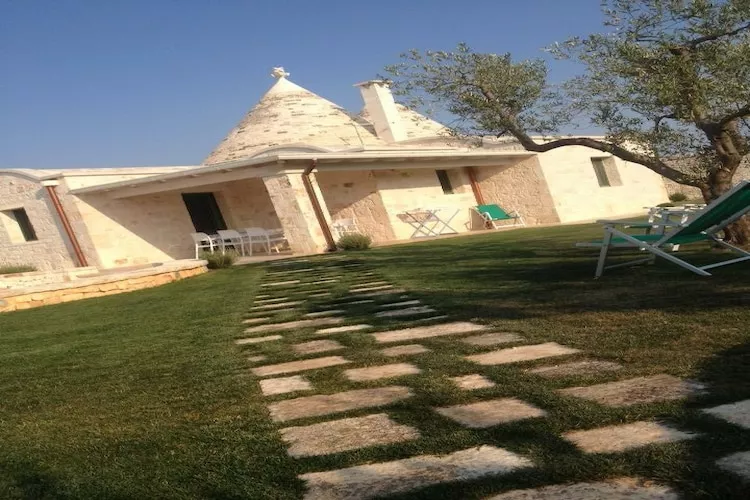 Trullo Amato Cisternino - Exterior in summer