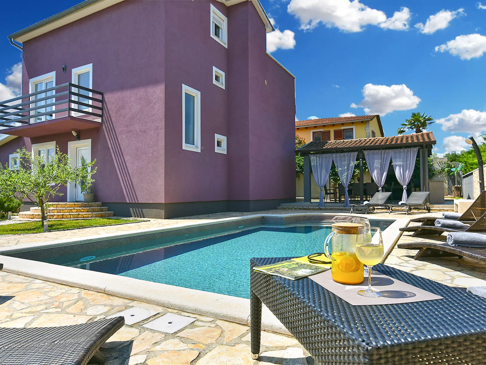 Villa 2019 - Outside