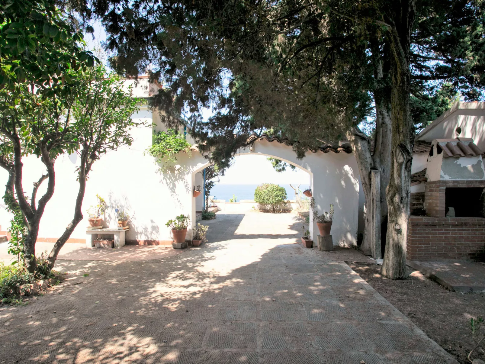 Sulla Scogliera-Outside