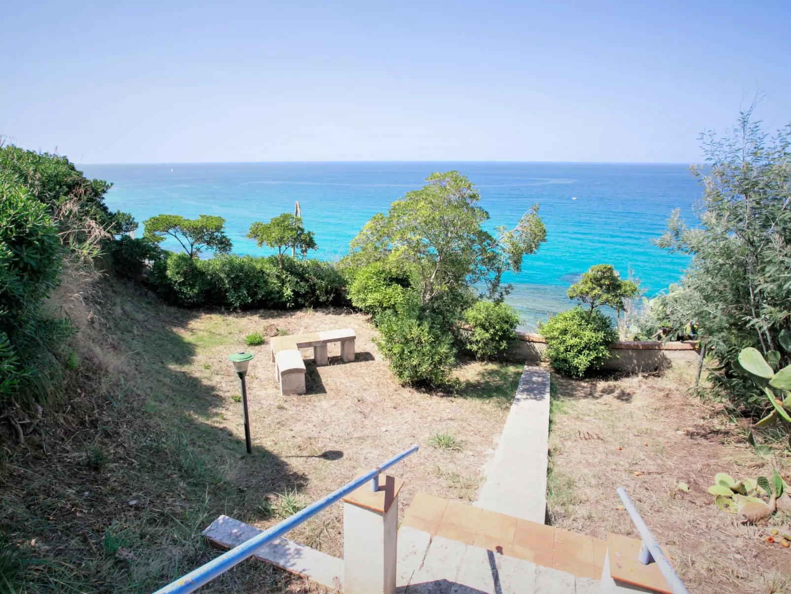 Sulla Scogliera-Outside