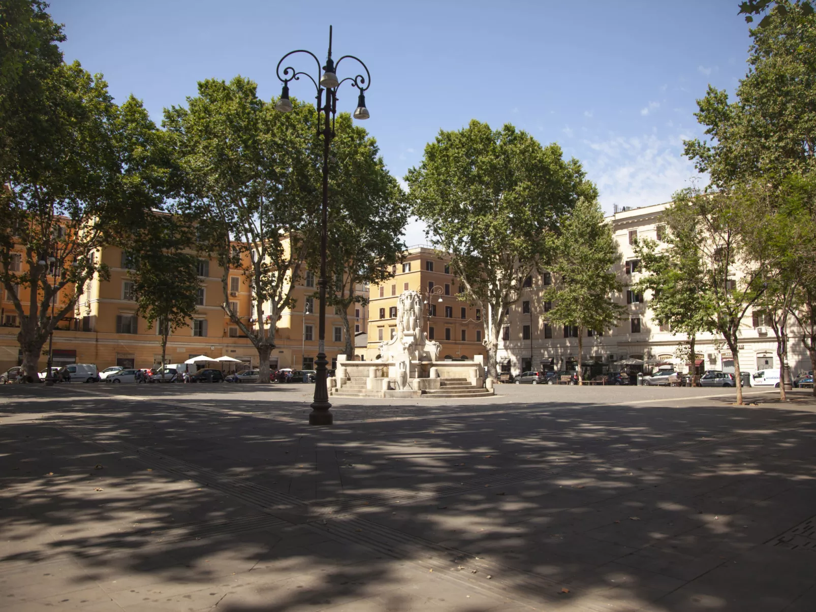 Testaccio Piramide-Outside