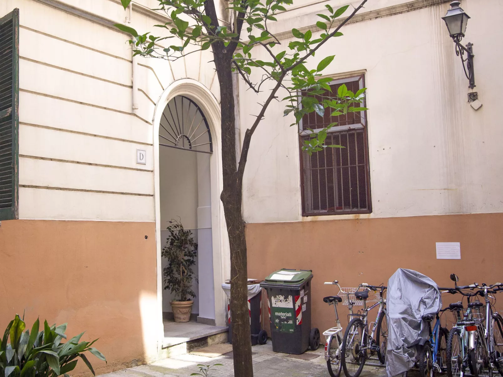 Testaccio Piramide-Outside