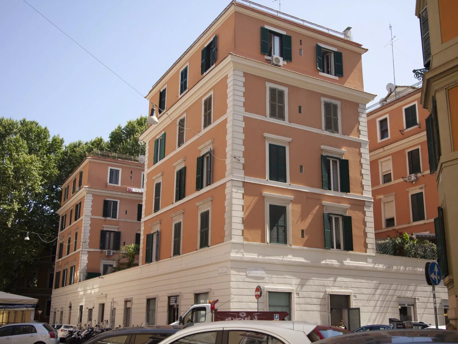 Testaccio Piramide-Outside