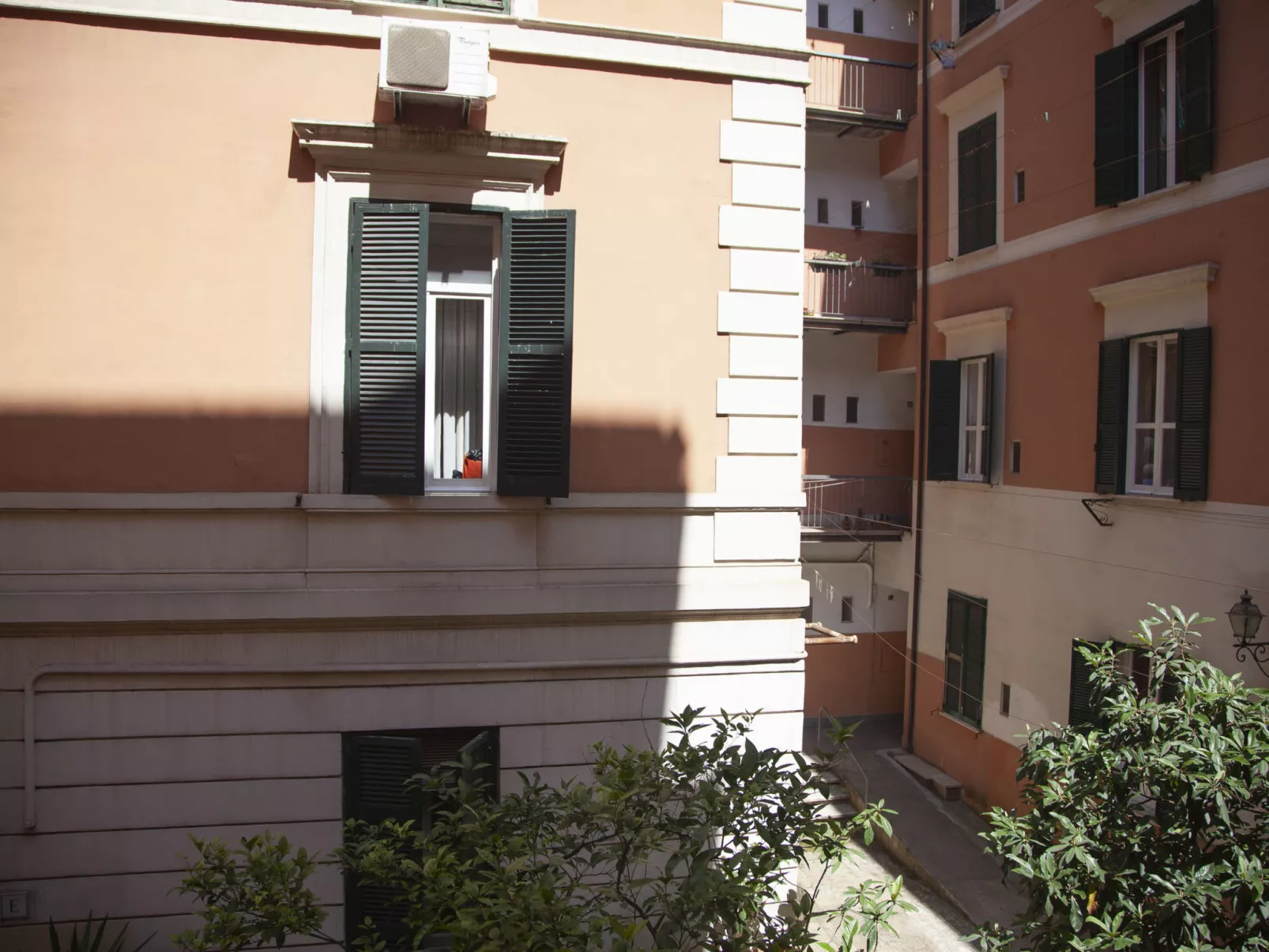 Testaccio Piramide-Outside