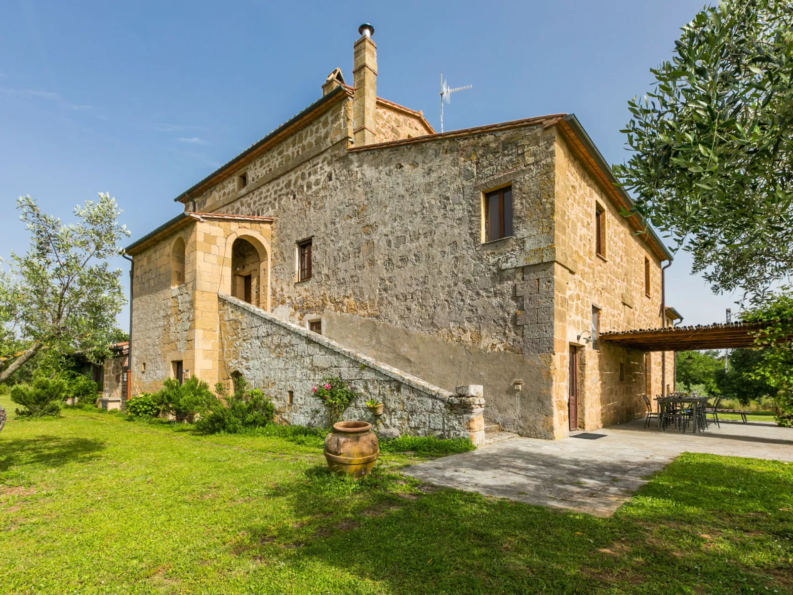 Il Piccione-Outside