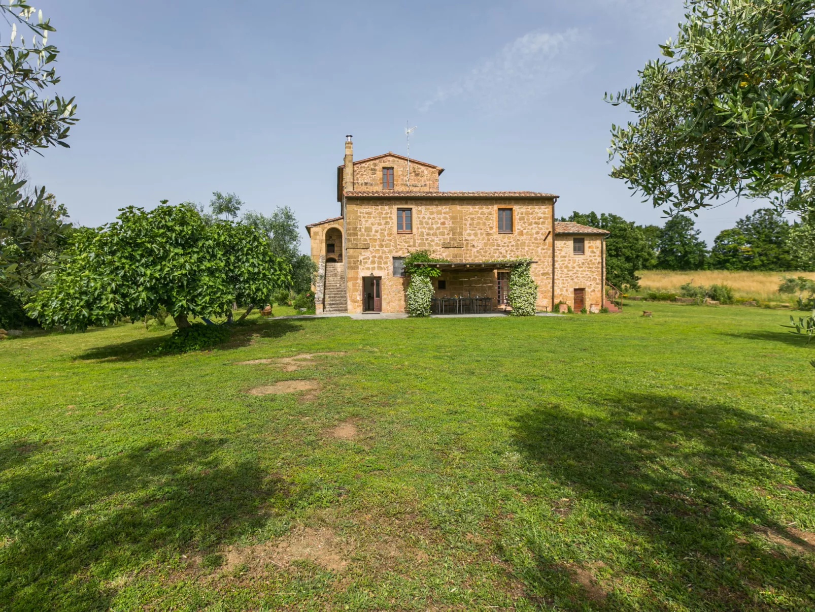 Il Piccione-Outside