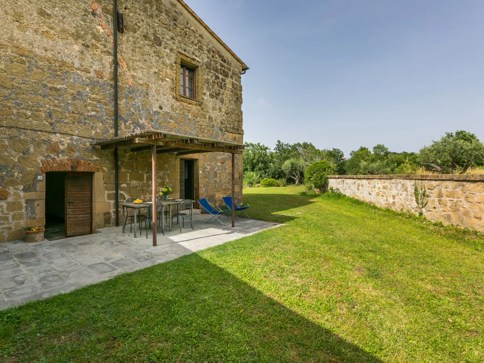 Il Piccione-Outside