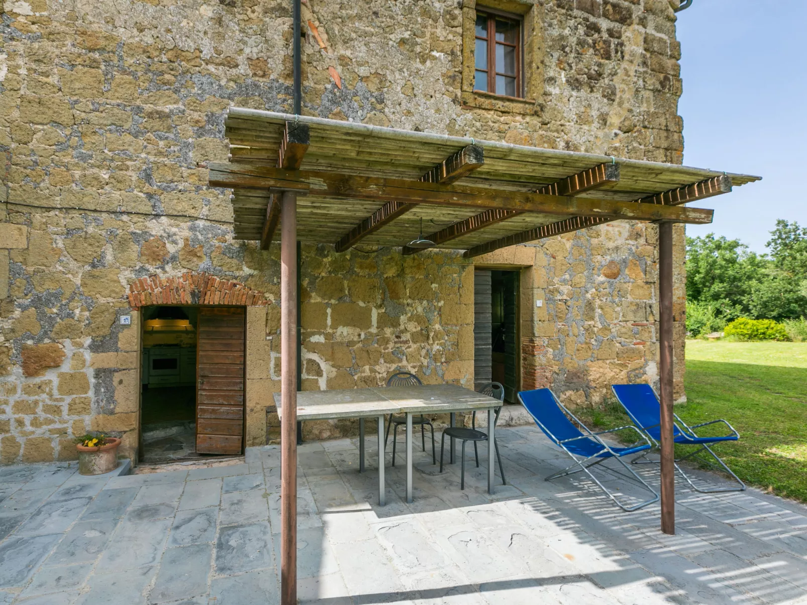Il Piccione-Outside
