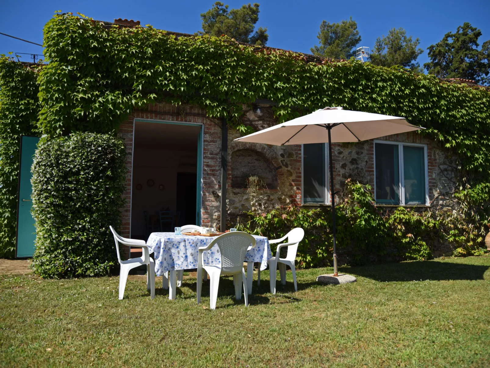 Borgo Valmarina-Outside