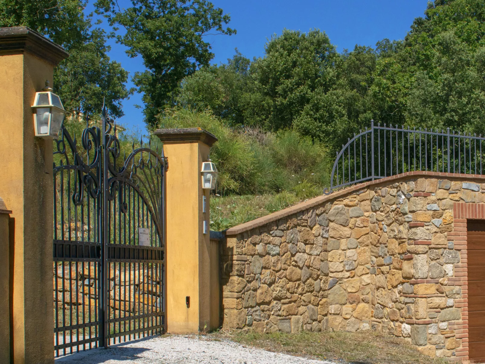 Poggio al Pruno-Outside