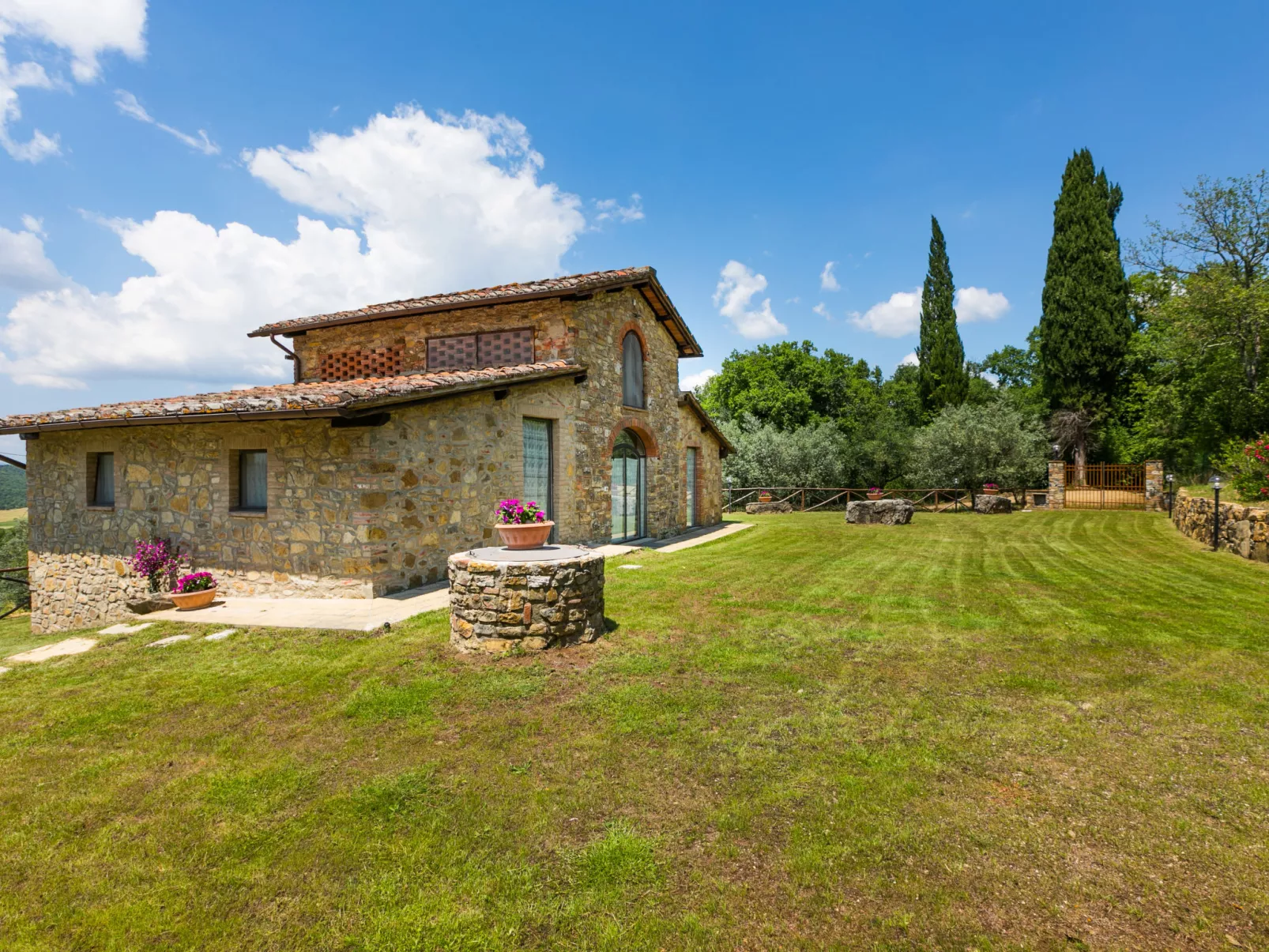 La Querciolaia-Outside