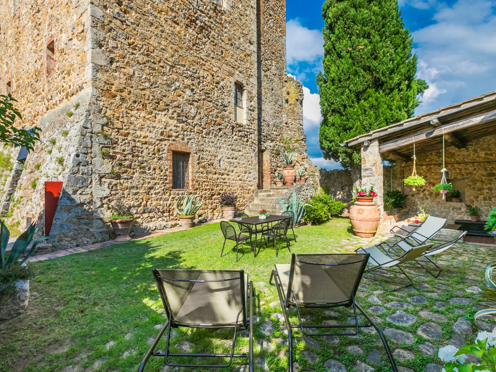 La Torre-Outside