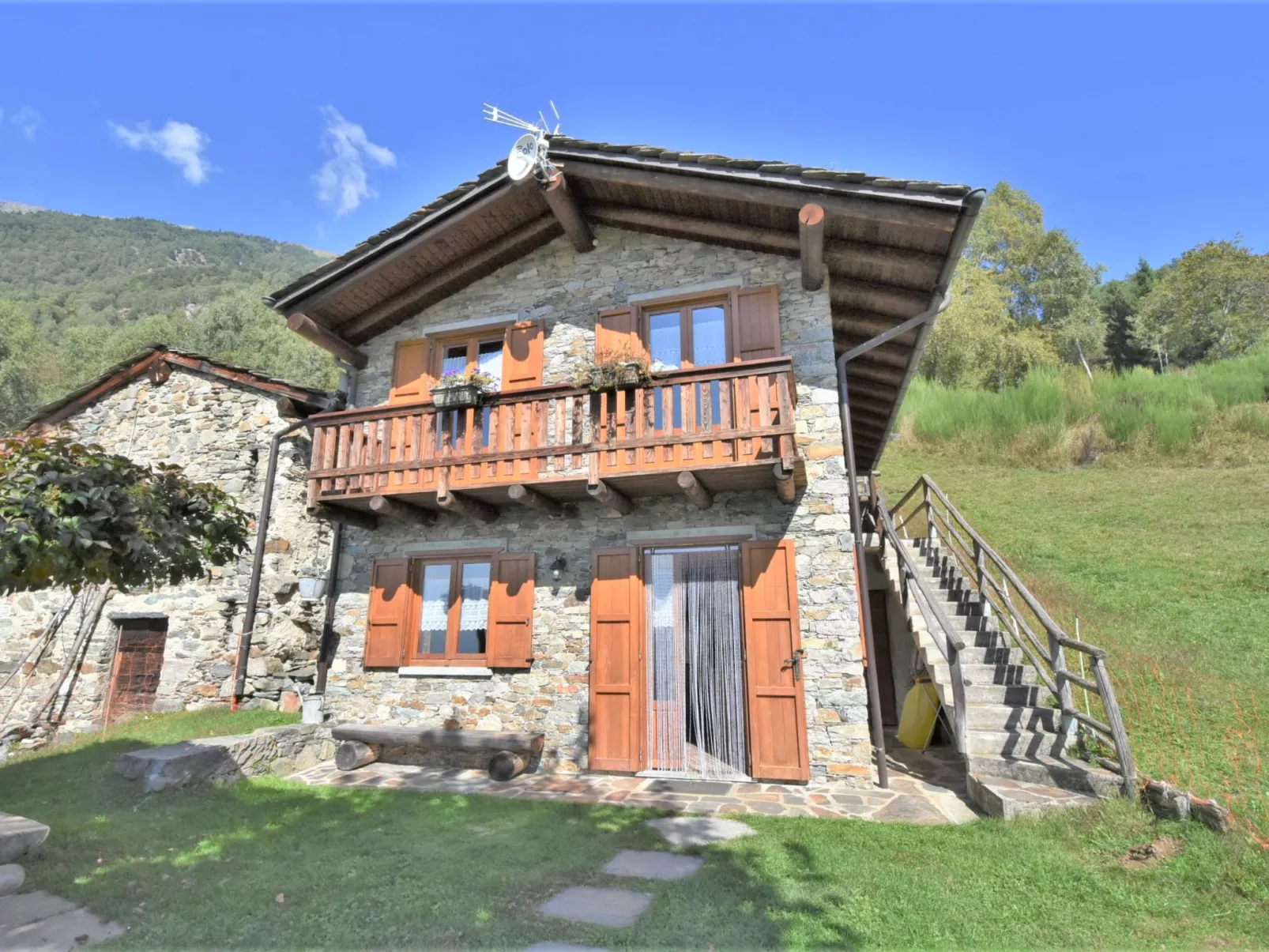 Baita Lake View-Outside
