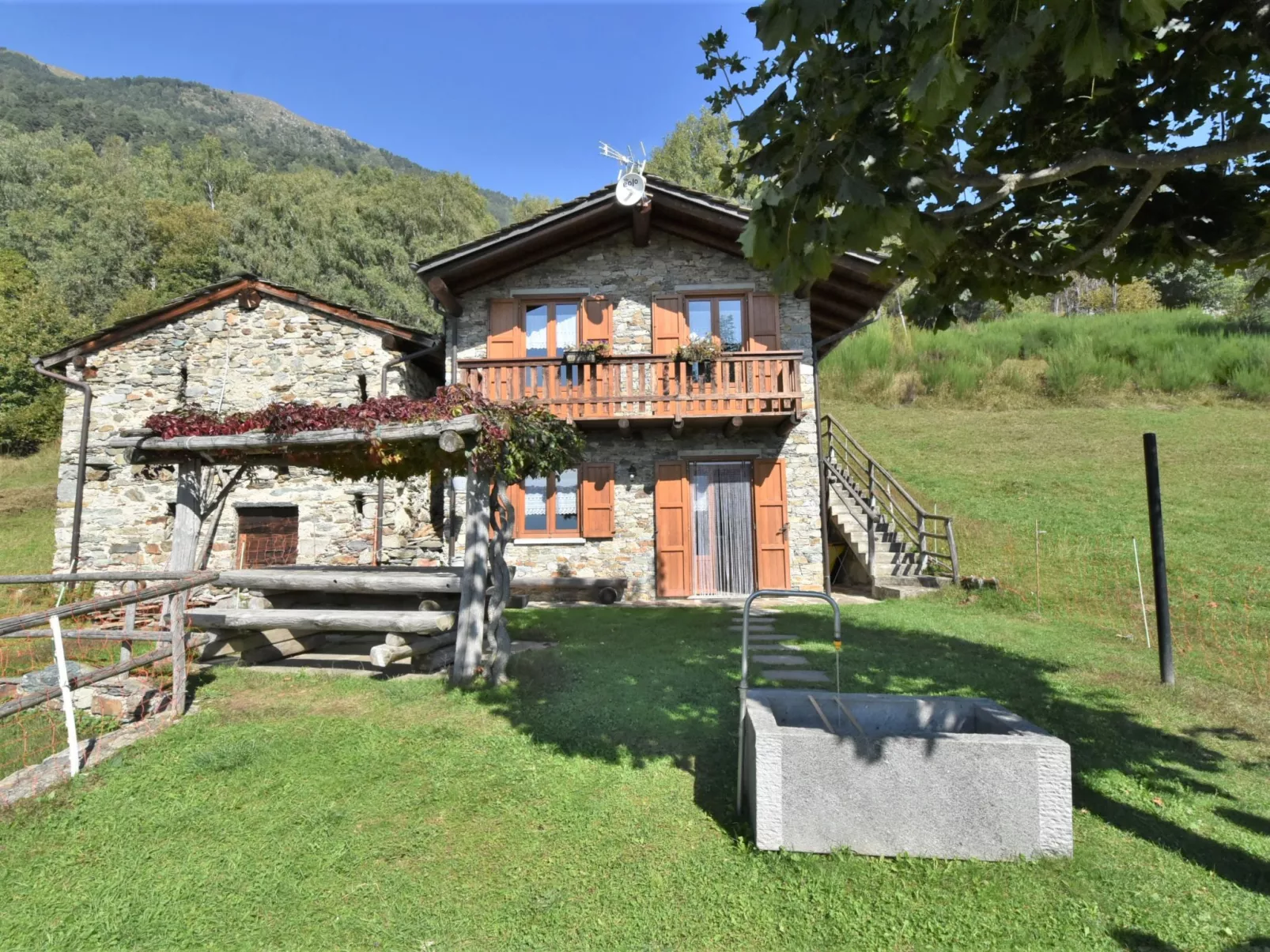 Baita Lake View-Outside