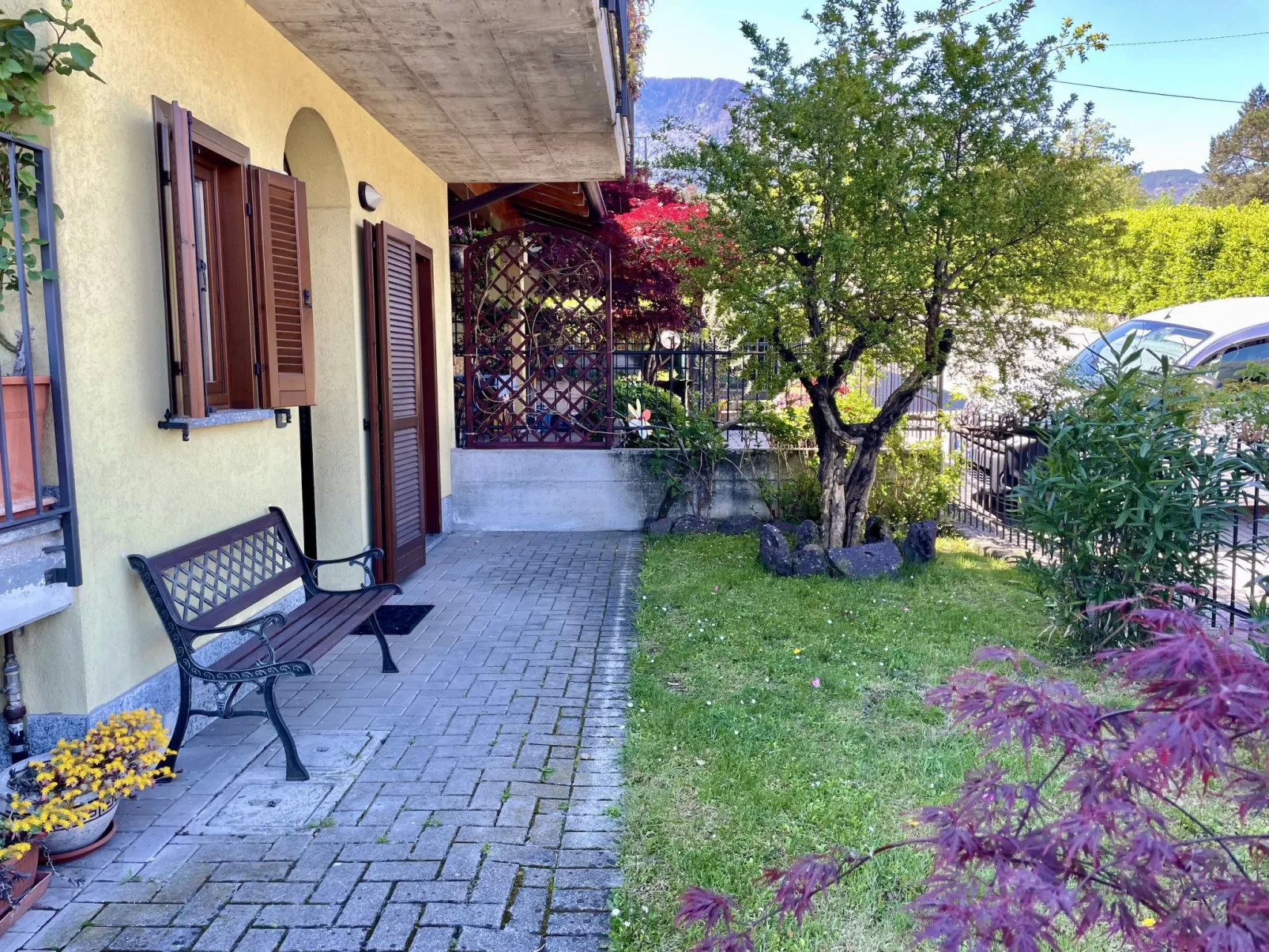 La Perla-Outside