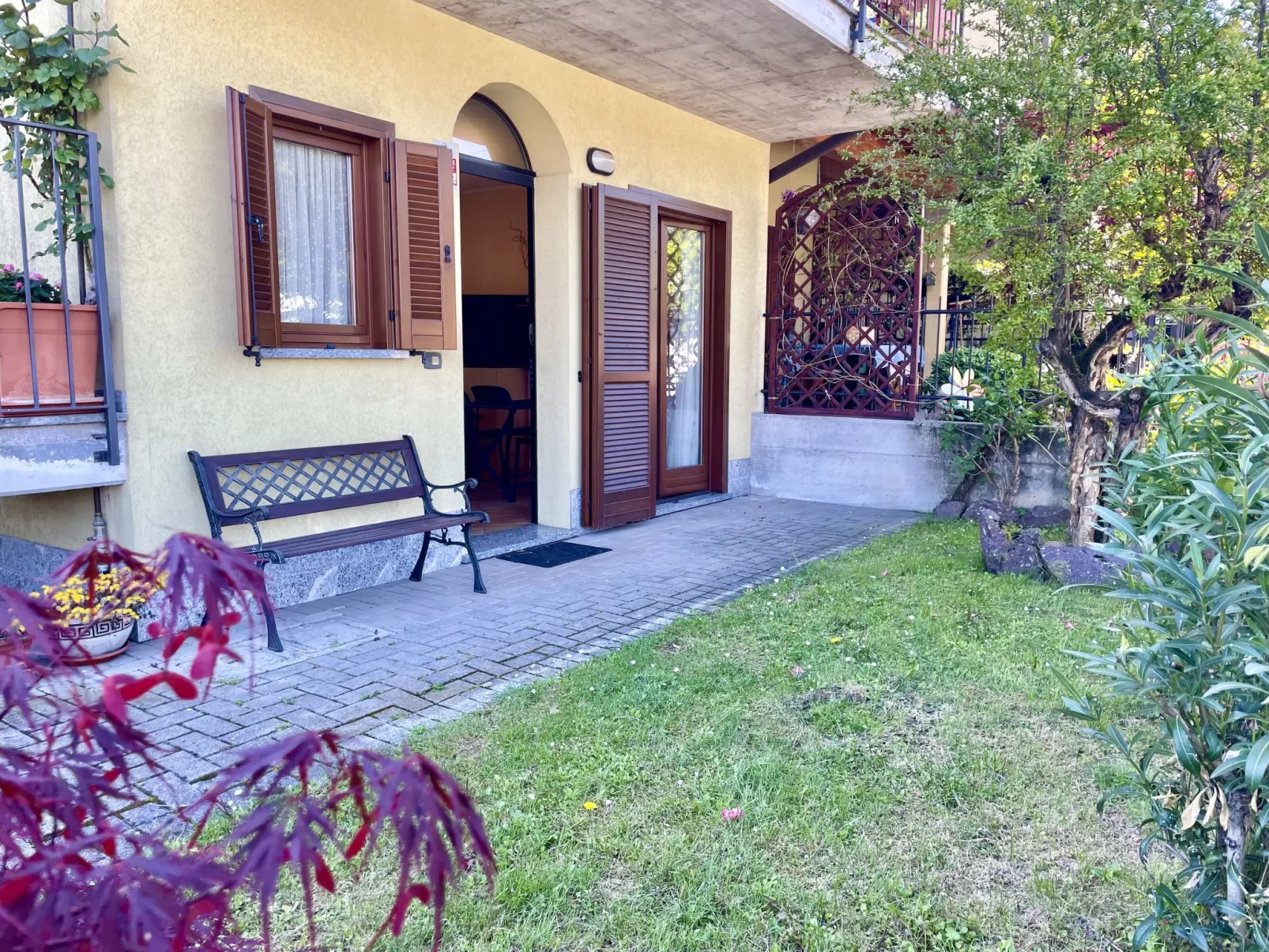 La Perla-Outside