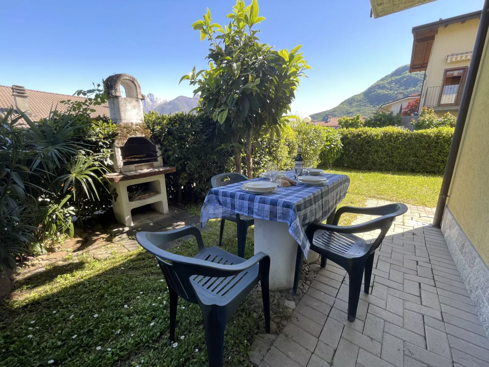 La Perla-Outside