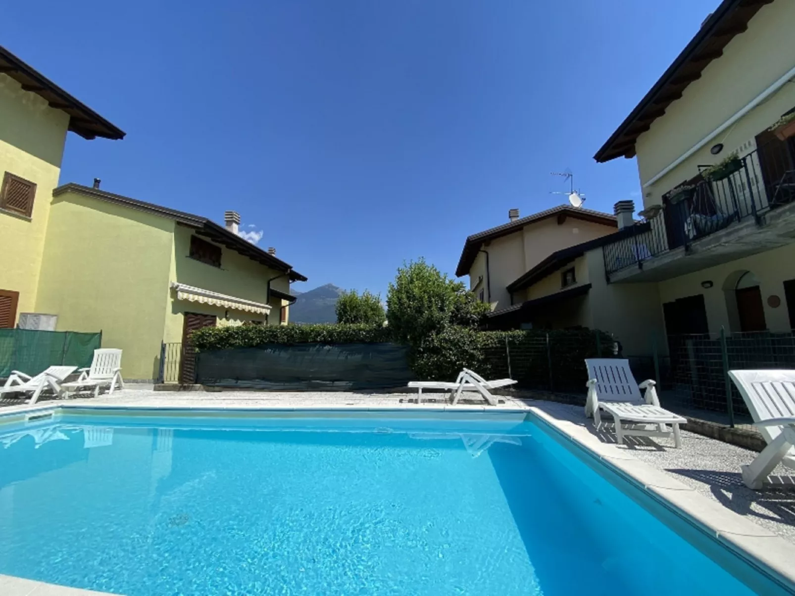 La Perla-Outside