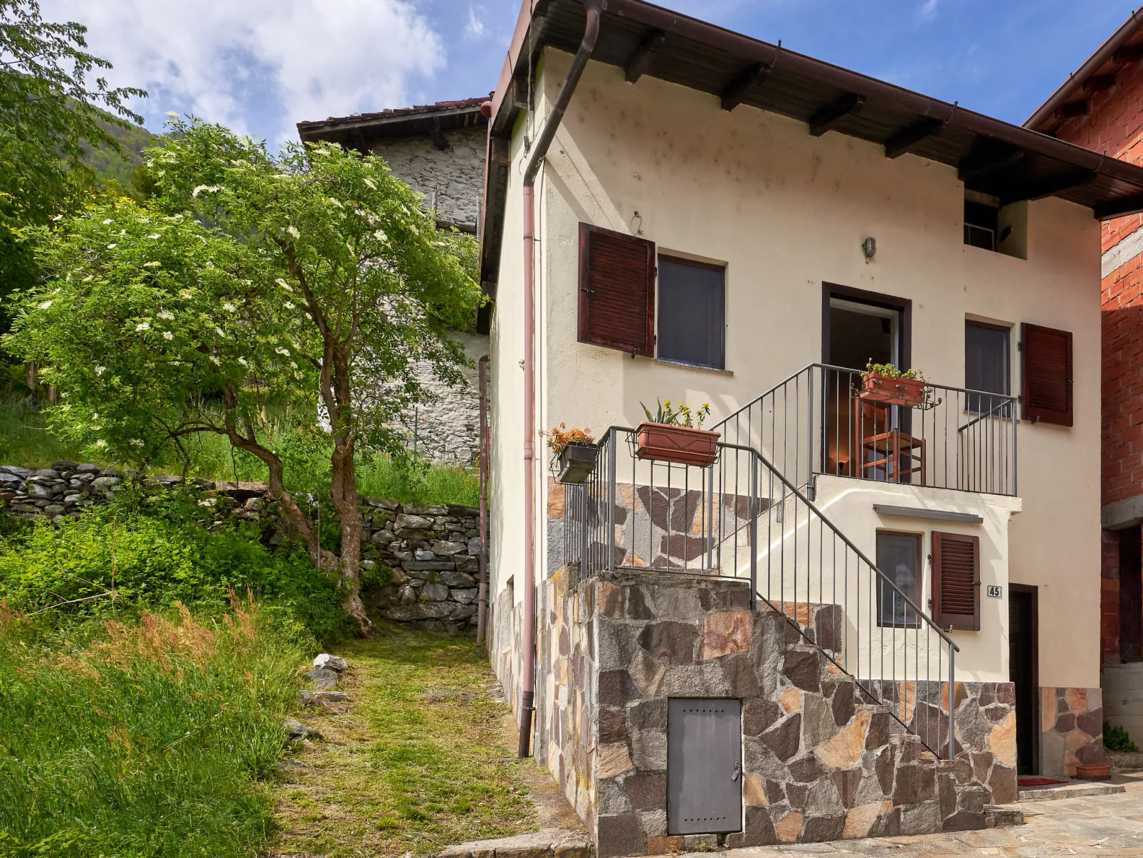 Casa Dascio-Outside