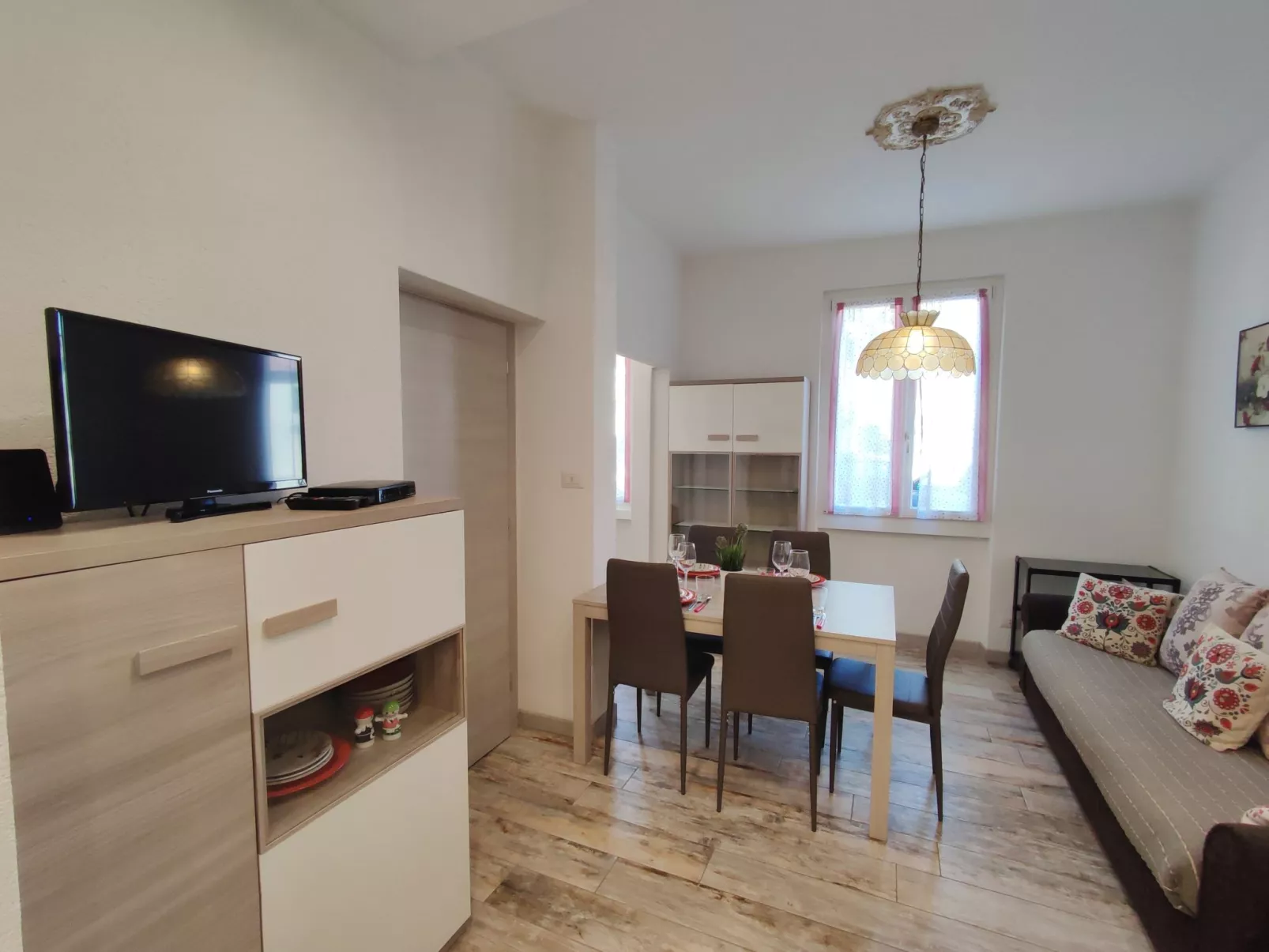 Letizia (DGO232)-Inside