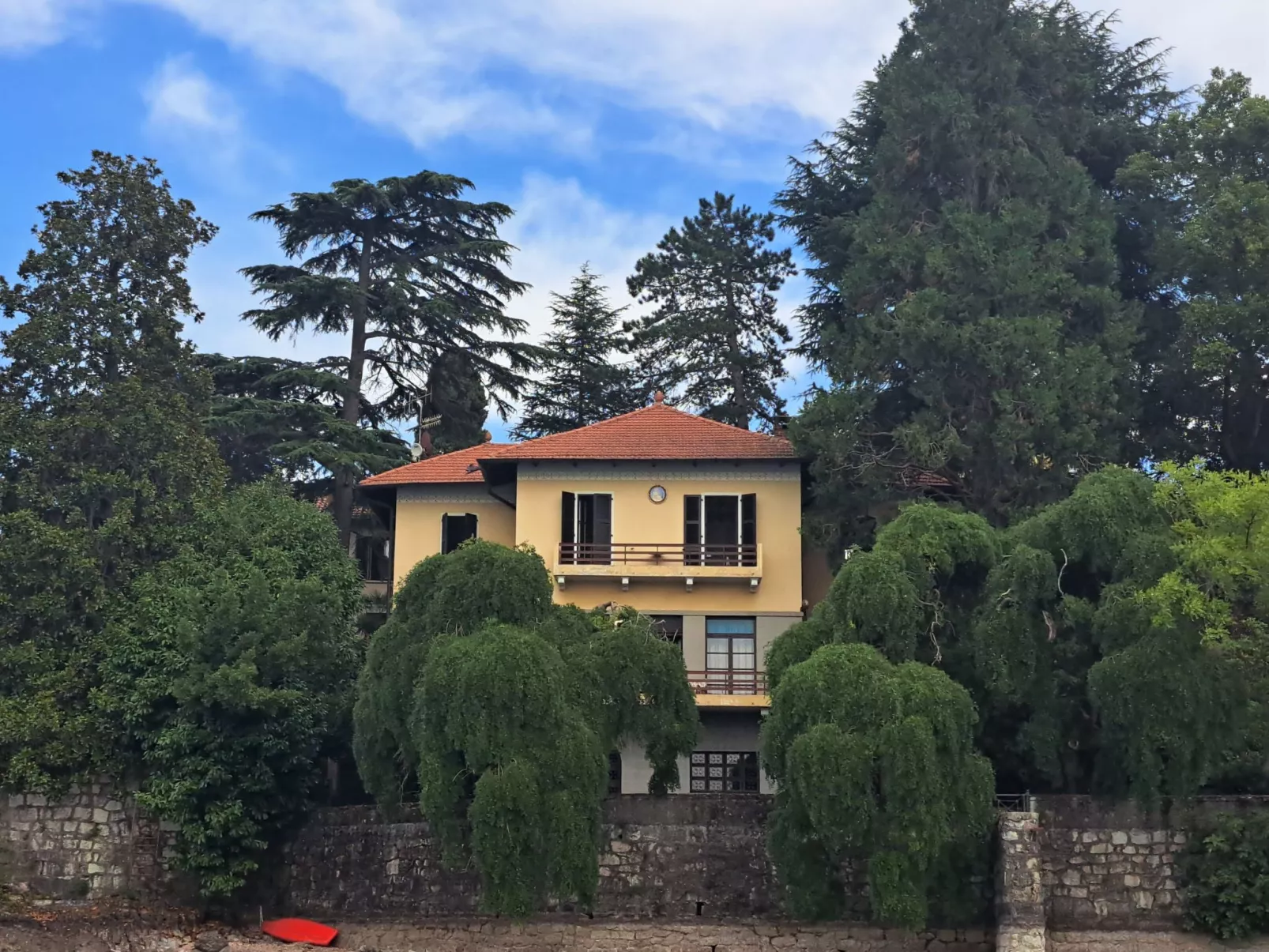 Sul Lago-Outside