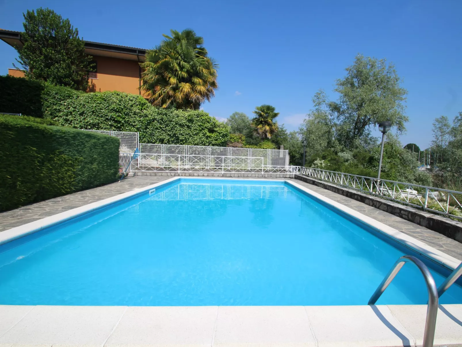 Casa sul lago di Lea-Outside
