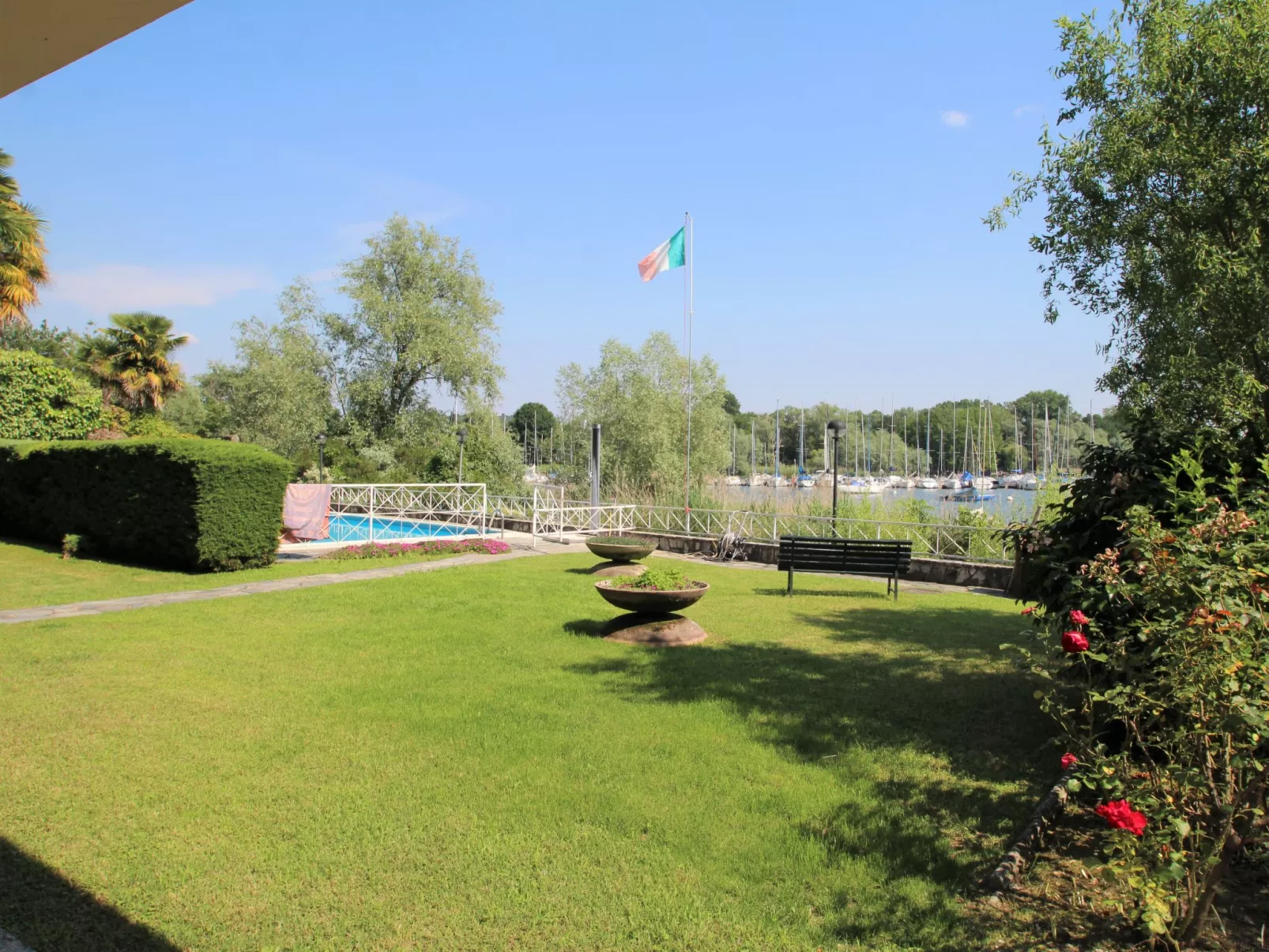 Casa sul lago di Lea-Outside