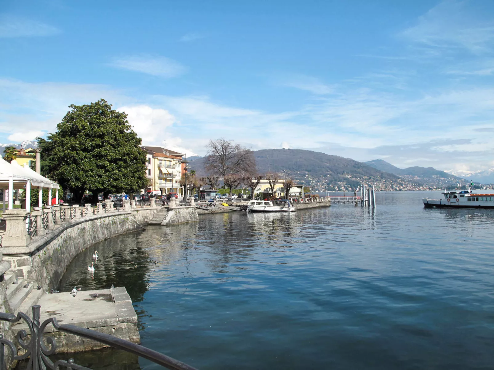Charming Lake-Area