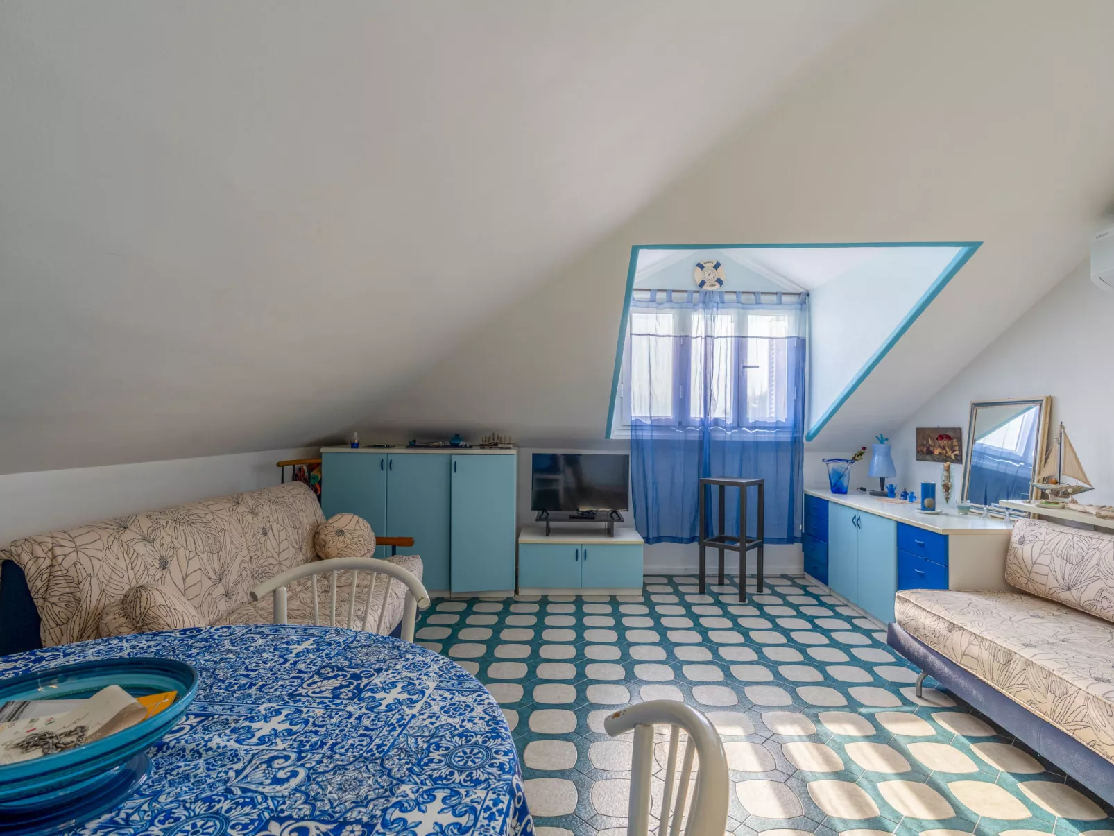 Attic Beach-Inside