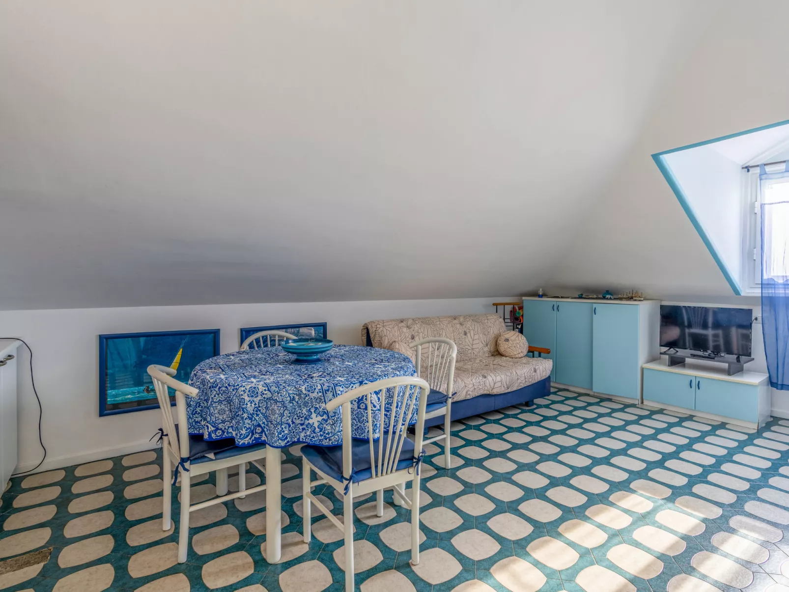 Attic Beach-Inside