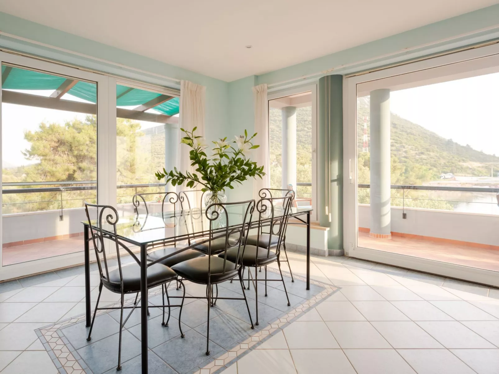 Waterfront Oasis-Inside