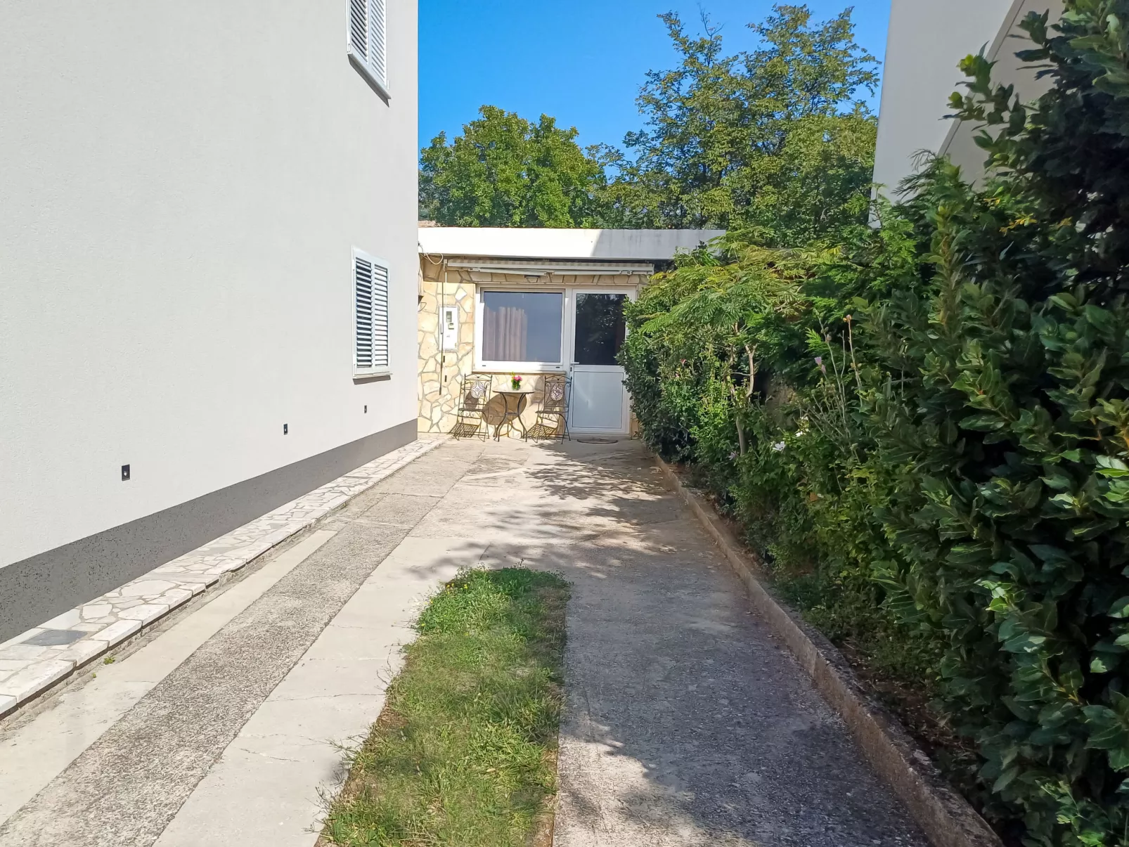 Šegulja-Outside