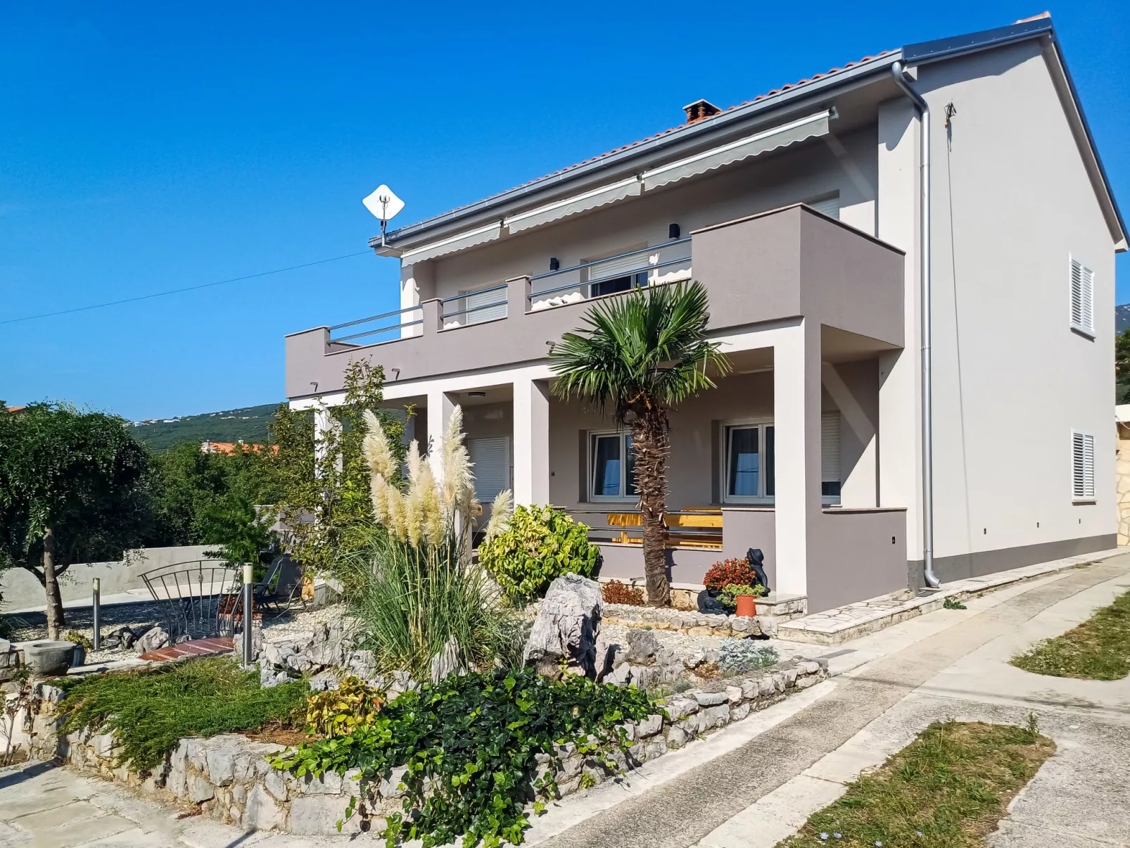 Šegulja-Outside