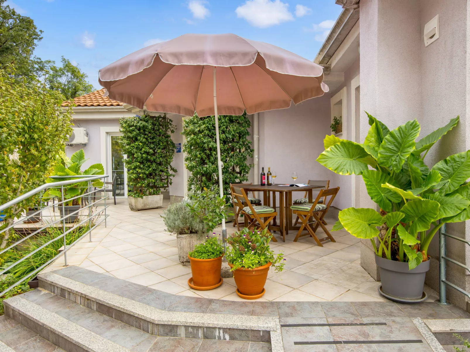 Bella Vista-Outside