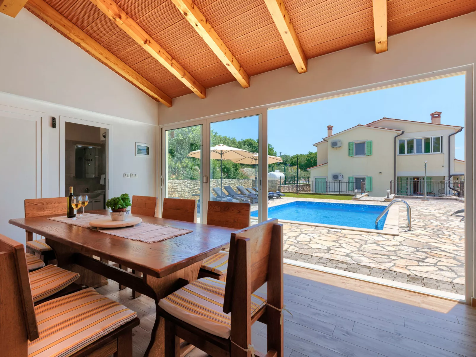 Villa Dina-Dedans