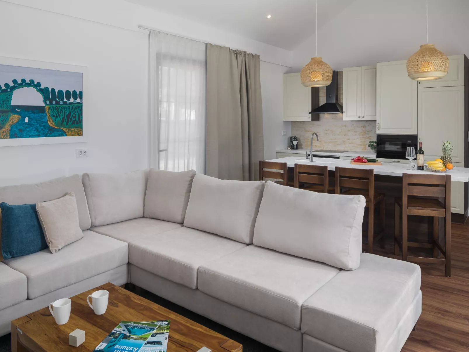 Luxury Bay Villa with private hot tub-Dedans