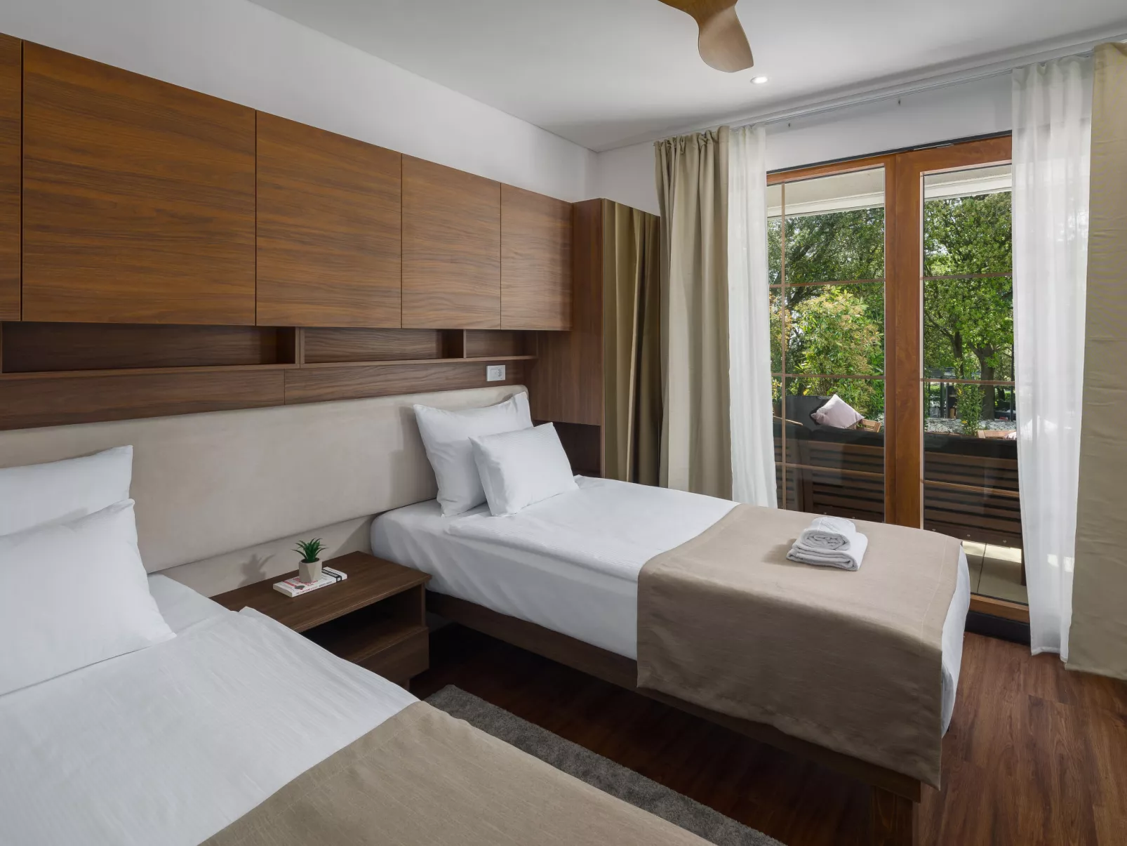 Luxury Bay Villa with private hot tub-Dedans