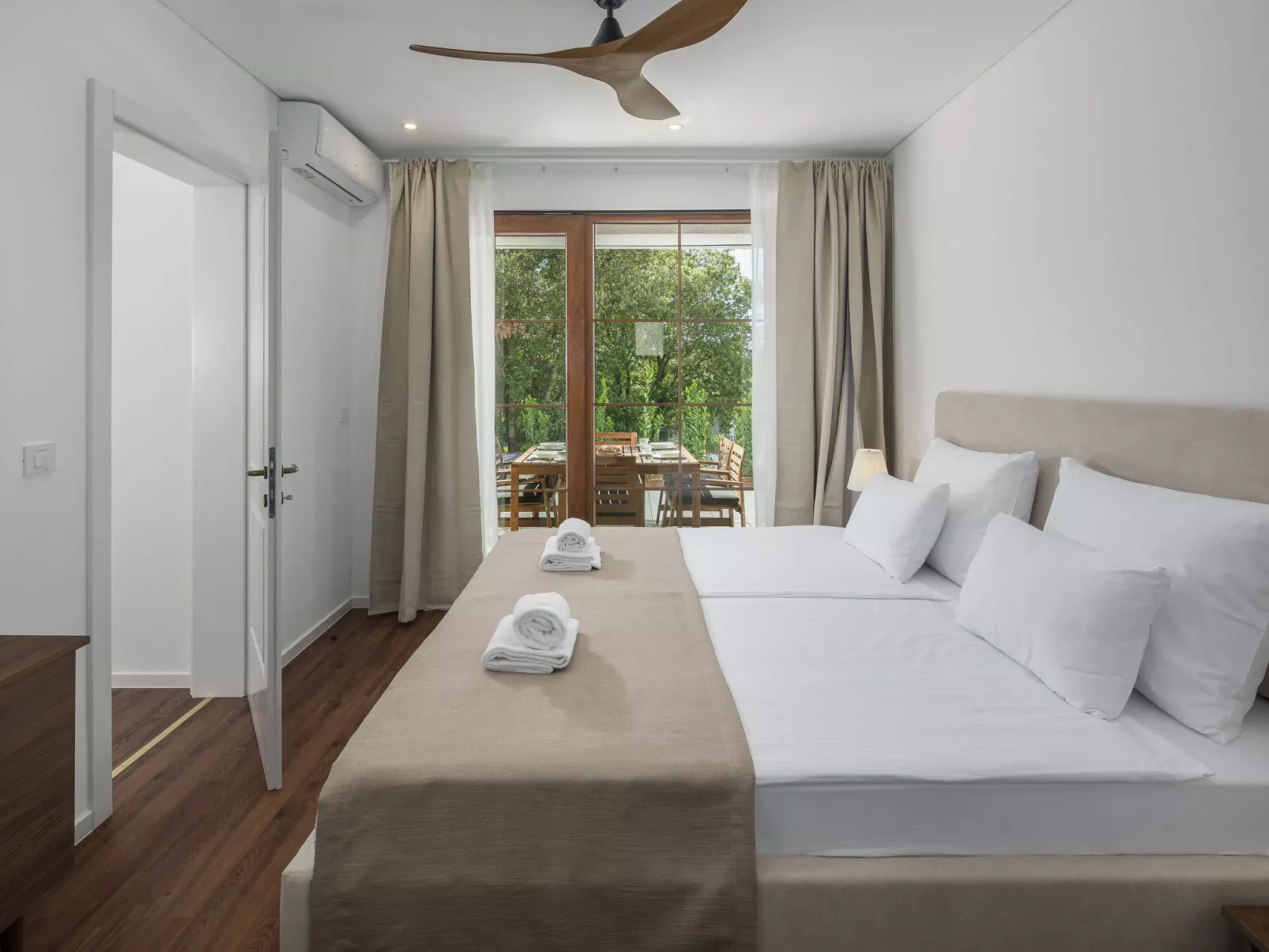 Luxury Bay Villa with private hot tub-Dedans