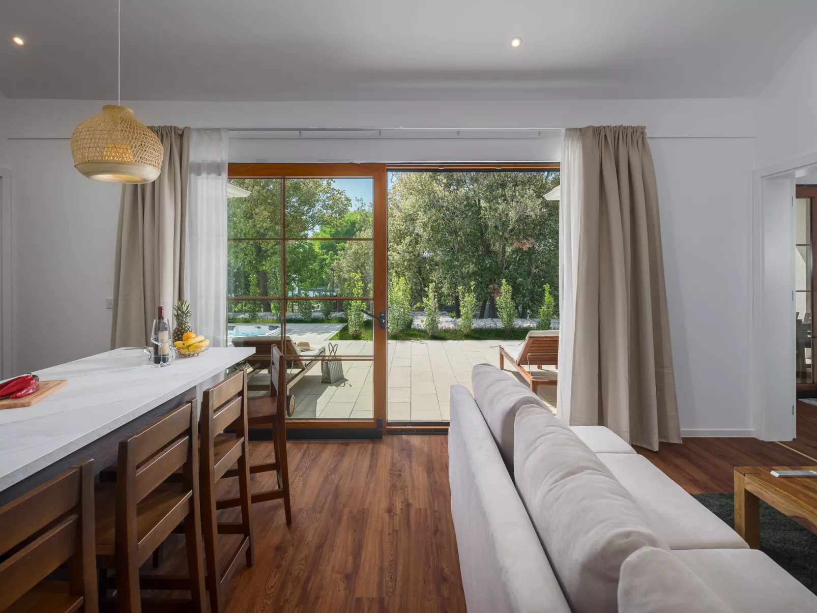 Luxury Bay Villa with private hot tub-Dedans