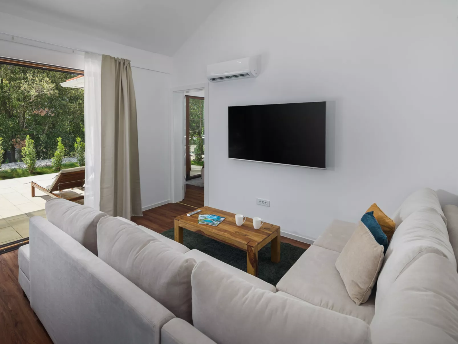 Luxury Bay Villa with private hot tub-Dedans