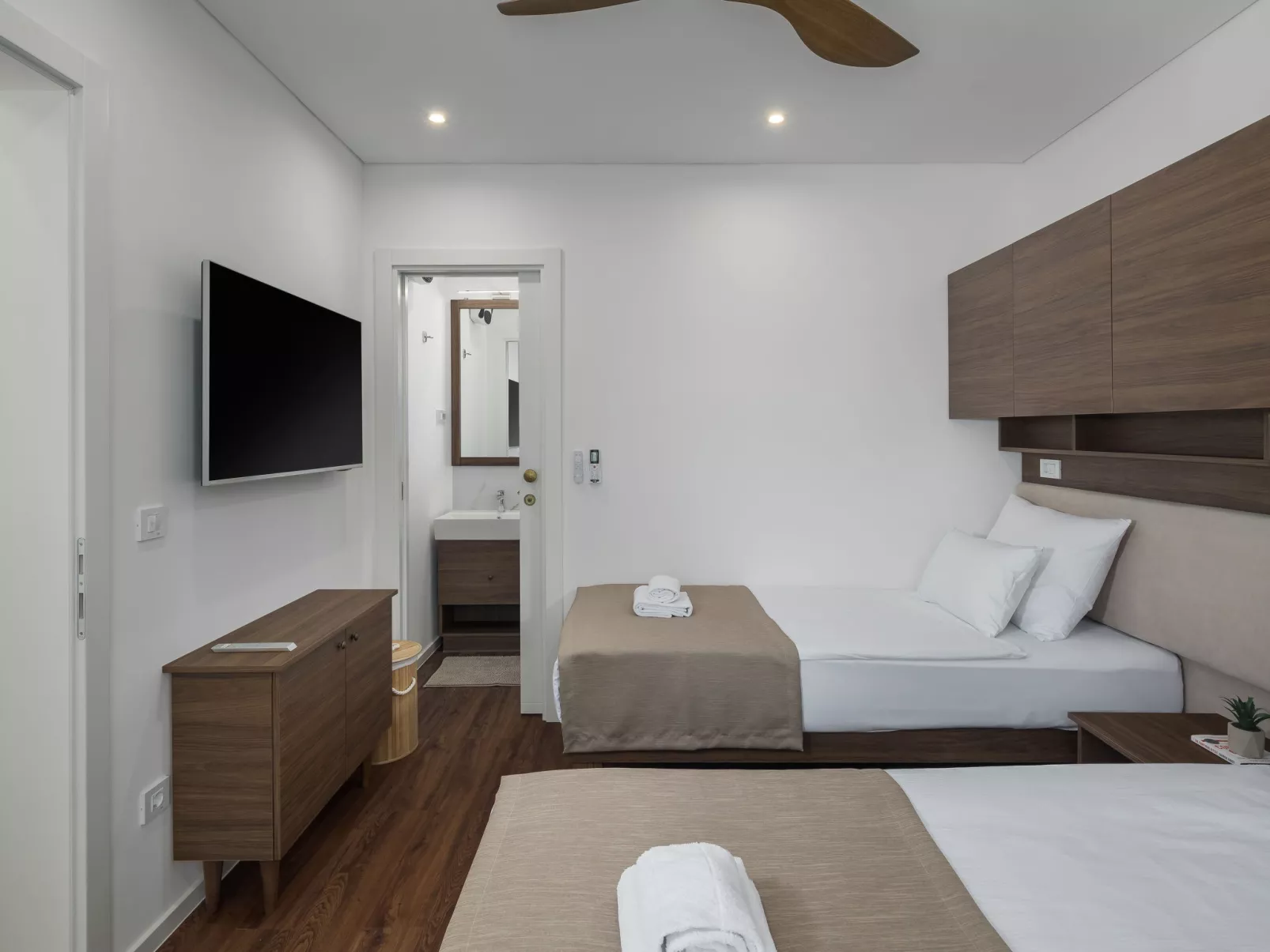 Luxury Bay Villa with private hot tub-Drinnen
