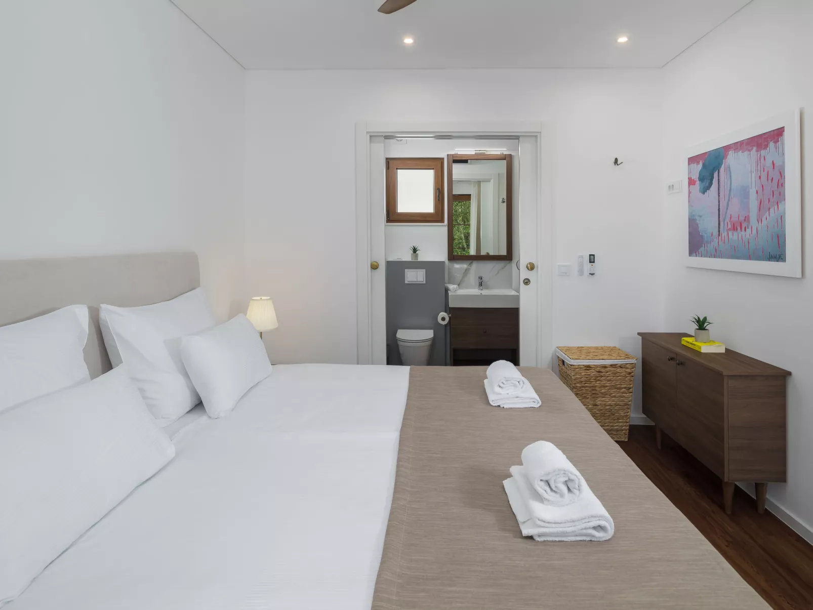 Luxury Bay Villa with private hot tub-Drinnen